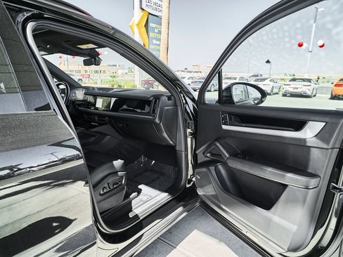 Used 2024 Porsche Cayenne AWD/4WD image 11
