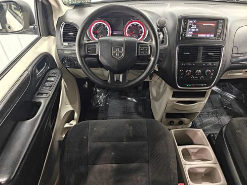 Used 2019 Dodge Grand Caravan SE FWD image 4