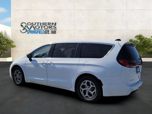 Used 2024 Chrysler Pacifica Limited FWD image 3