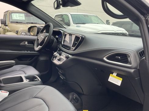 New 2026 Chrysler Pacifica Select image 18