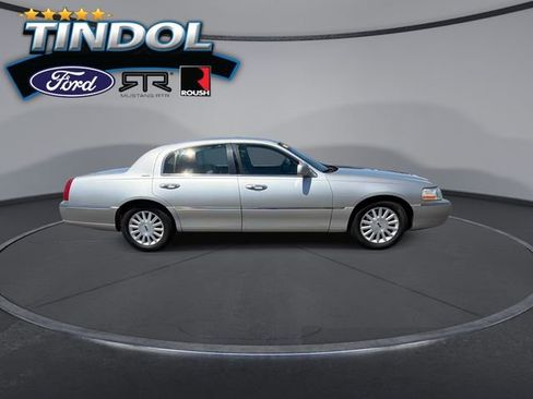 Used 2003 Lincoln Town Car Signature RWD image 9