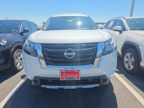 Certified 2025 Nissan Pathfinder SL image 3