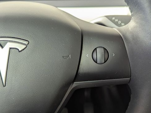 Used 2022 Tesla Model Y Long Range image 8