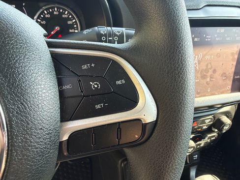 Used 2023 Jeep Renegade Latitude AWD/4WD image 29