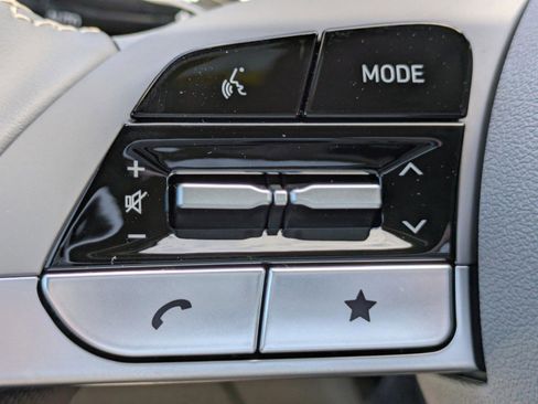 Used 2025 Hyundai Elantra SEL image 23