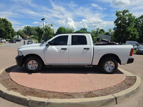 Used 2019 RAM 1500 4x4 Crew Cab Classic image 2