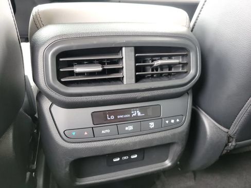 Used 2025 Honda Pilot Touring image 18