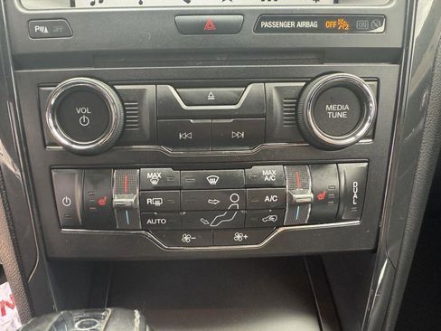 Used 2018 Ford Explorer XLT w/ Equipment Group 202A AWD/4WD image 18