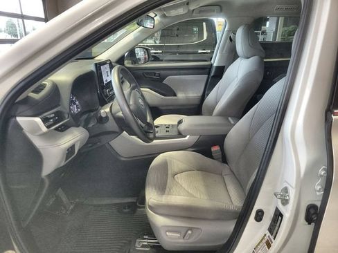 Used 2023 Toyota Highlander L FWD image 12