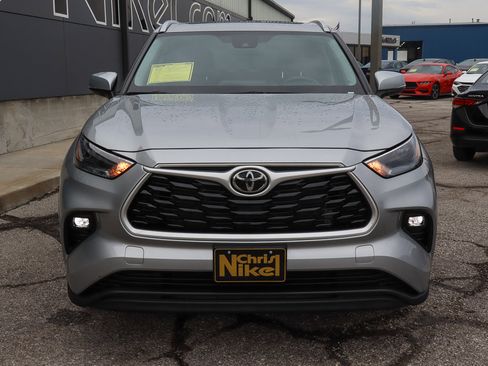 Used 2024 Toyota Highlander XLE image 2