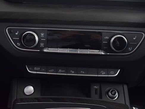 Used 2020 Audi Q5 e Prestige w/ Prestige Package image 18