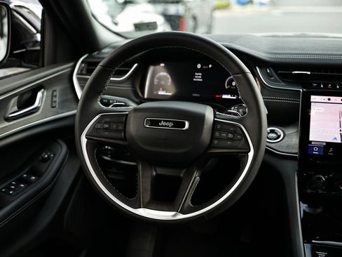 Used 2025 Jeep Grand Cherokee Limited w/ Luxury Tech Group II image 28