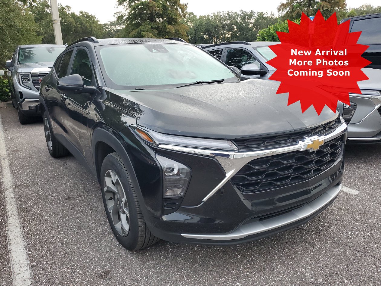 Used 2025 Chevrolet Trax LT FWD image 1
