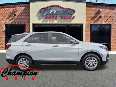 Used 2022 Chevrolet Equinox LS AWD/4WD image 3