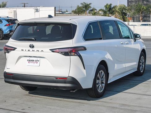 New 2026 Toyota Sienna LE FWD image 9