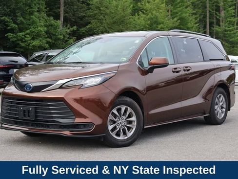 Used 2022 Toyota Sienna LE FWD image 2