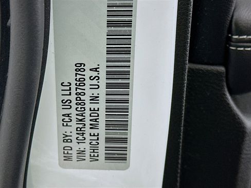 Used 2023 Jeep Grand Cherokee L Laredo image 12