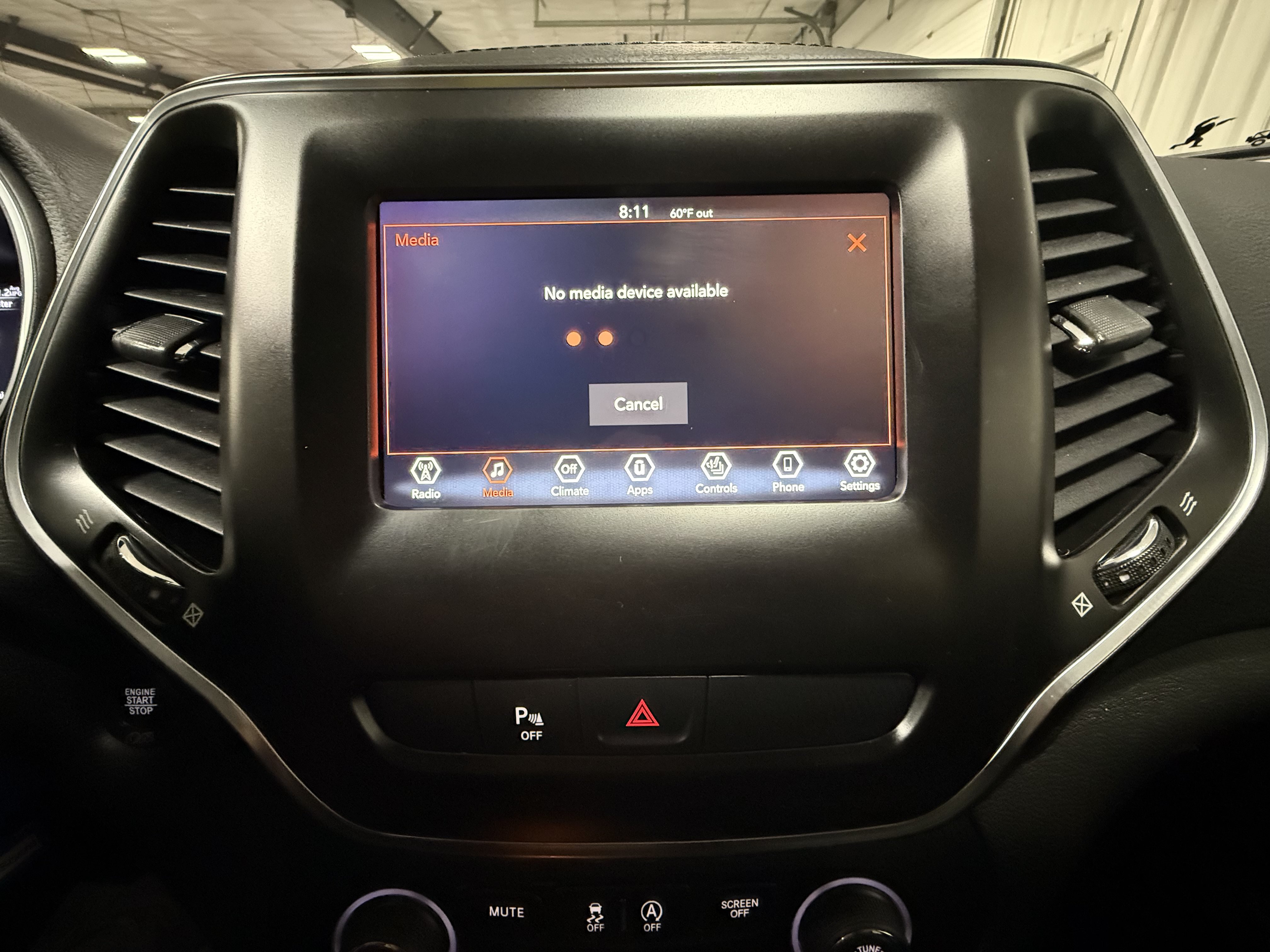 Used 2019 Jeep Cherokee Latitude Plus w/ Cold Weather Group AWD/4WD image 28