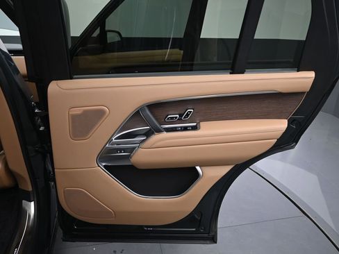 Used 2025 Land Rover Range Rover Long Wheelbase SE AWD/4WD image 12