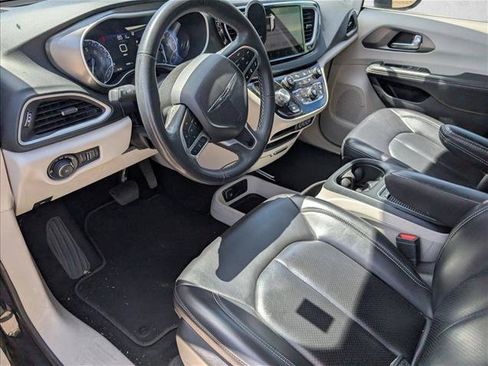 Used 2023 Chrysler Pacifica Touring-L FWD image 12