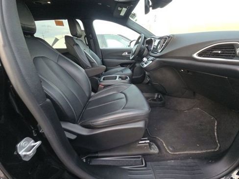 Used 2025 Chrysler Pacifica Select image 10