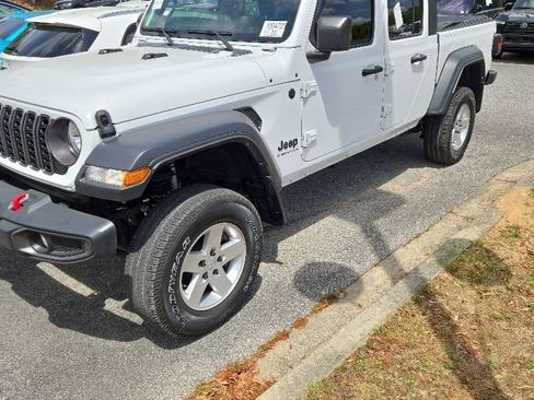 Used 2024 Jeep Gladiator Sport AWD/4WD image 2