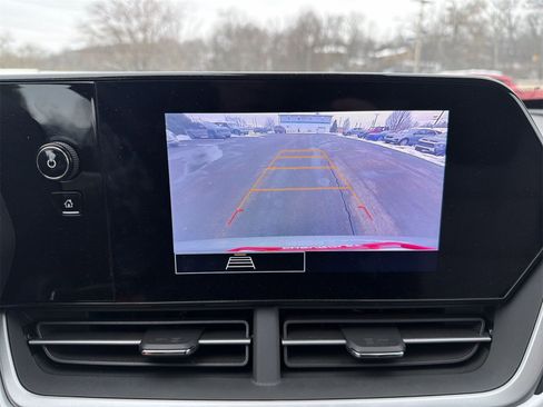 Used 2025 Chevrolet Trax RS w/ Sunroof Package image 14