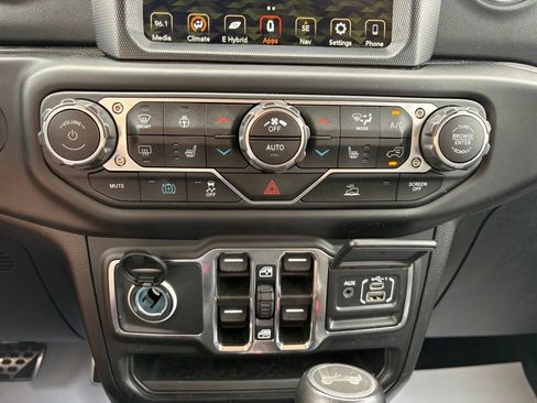 Used 2023 Jeep Wrangler Unlimited Sahara w/ Cold Weather Group AWD/4WD image 22