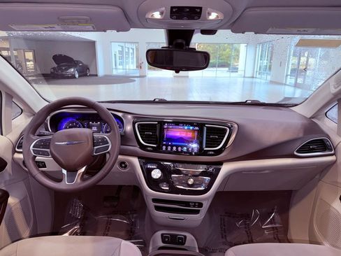 Used 2017 Chrysler Pacifica Touring Plus w/ Tire & Wheel Group image 7