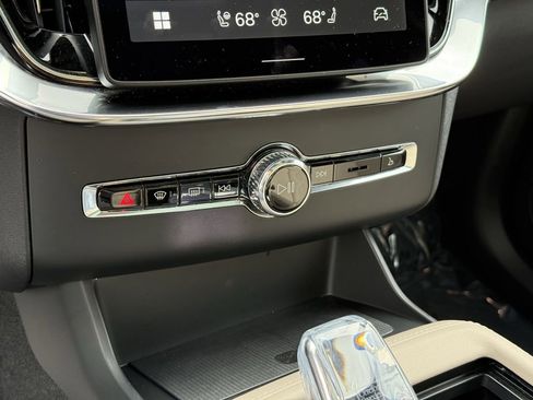 Certified 2025 Volvo XC90 B5 Plus image 29