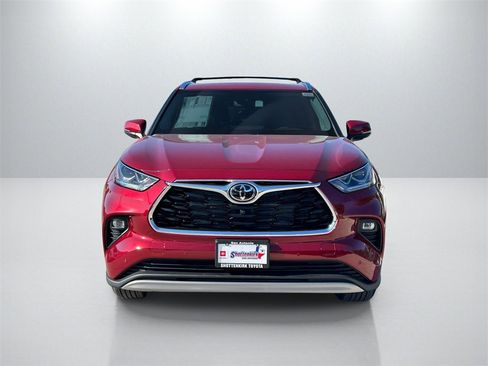 New 2026 Toyota Highlander Platinum image 2