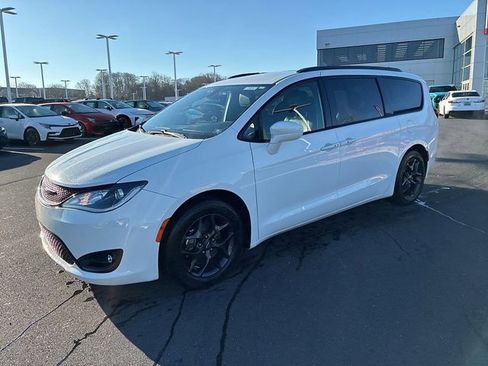 Used 2018 Chrysler Pacifica Touring-L Plus w/ S Appearance Package image 17