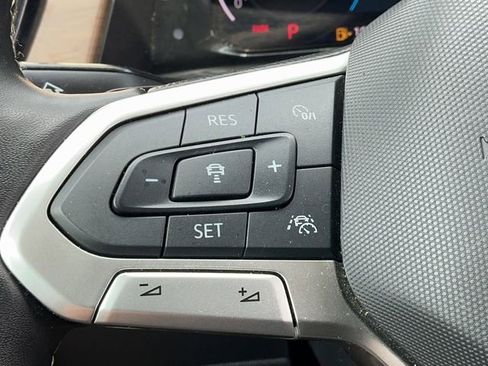 Used 2025 Volkswagen Atlas SE image 28