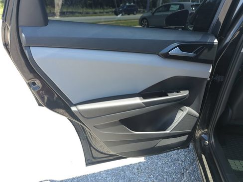 Used 2023 Volkswagen Taos SE w/ Panoramic Sunroof Package FWD image 29
