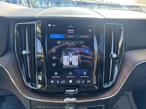 Used 2022 Volvo XC60 B5 Momentum w/ Protection Package Premier FWD image 22