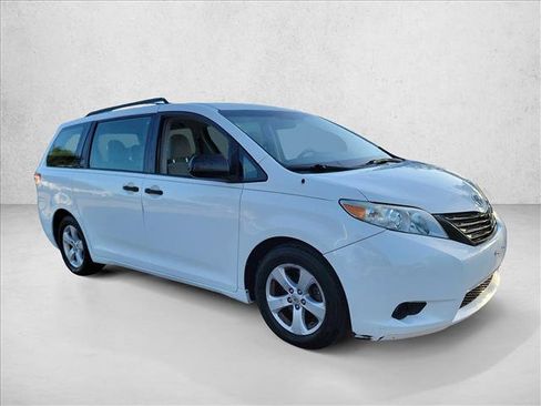 Used 2014 Toyota Sienna L FWD image 3