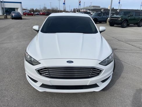 Used 2017 Ford Fusion SE w/ Fusion SE Technology Package image 3