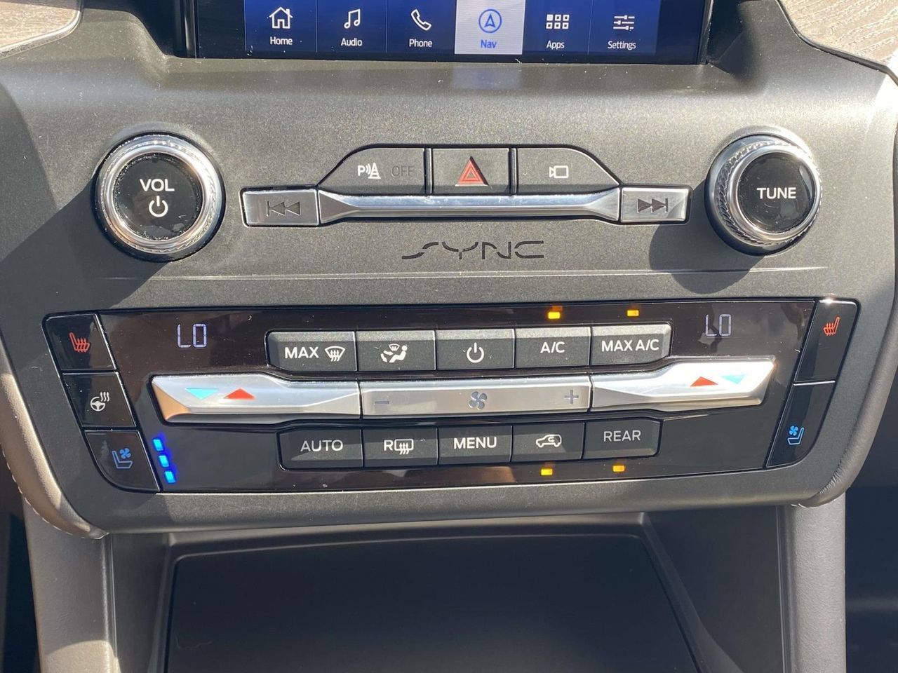 Used 2020 Ford Explorer Platinum w/ Premium Technology Package AWD/4WD image 31