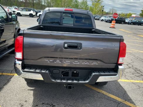 Used 2017 Toyota Tacoma SR5 w/ SR5 Appearance Package (SM) RWD image 6