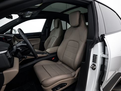 Certified 2025 Porsche Macan 4 Electric image 5