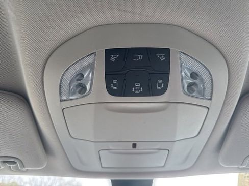 Used 2022 Chrysler Voyager LX image 22