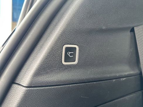 Used 2025 Chrysler Pacifica Limited image 12