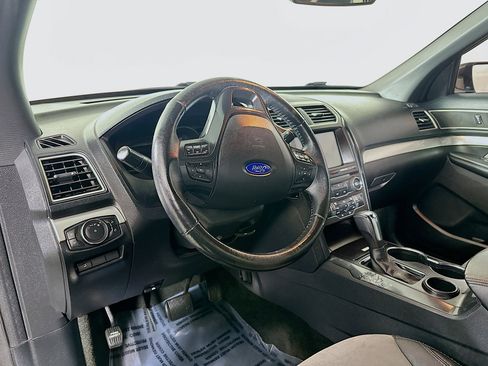 Used 2017 Ford Explorer XLT w/ Equipment Group 202A image 9
