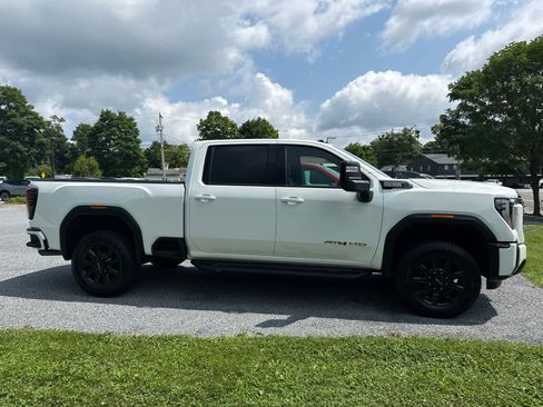 Used 2024 GMC Sierra 2500 AT4 w/ Technology Package AWD/4WD image 8
