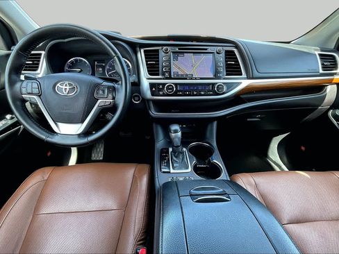 Used 2019 Toyota Highlander Limited Platinum FWD image 14