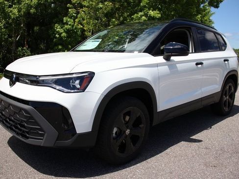 New 2025 Volkswagen Taos SE image 3