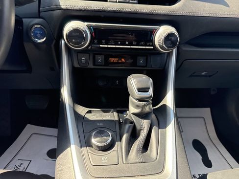 Used 2022 Toyota RAV4 XLE Premium image 14