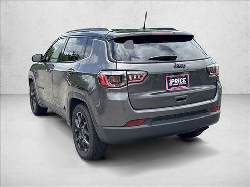 Used 2022 Jeep Compass Latitude FWD image 7
