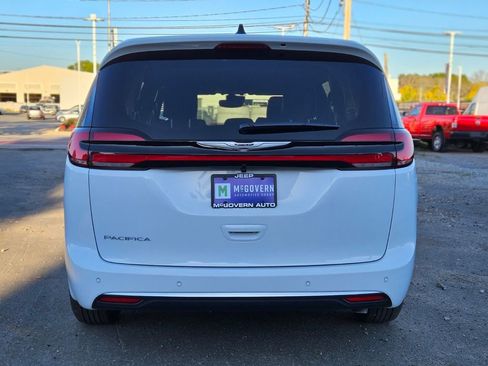 New 2026 Chrysler Pacifica Select image 4