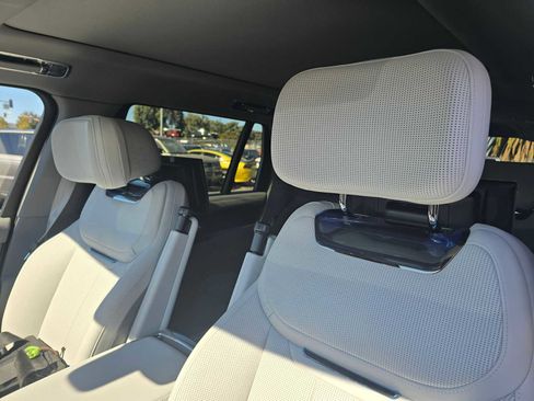 Used 2025 Land Rover Range Rover SV image 29